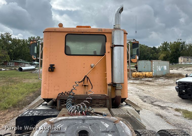 image for item EN5626 1992 International 9400 semi truck