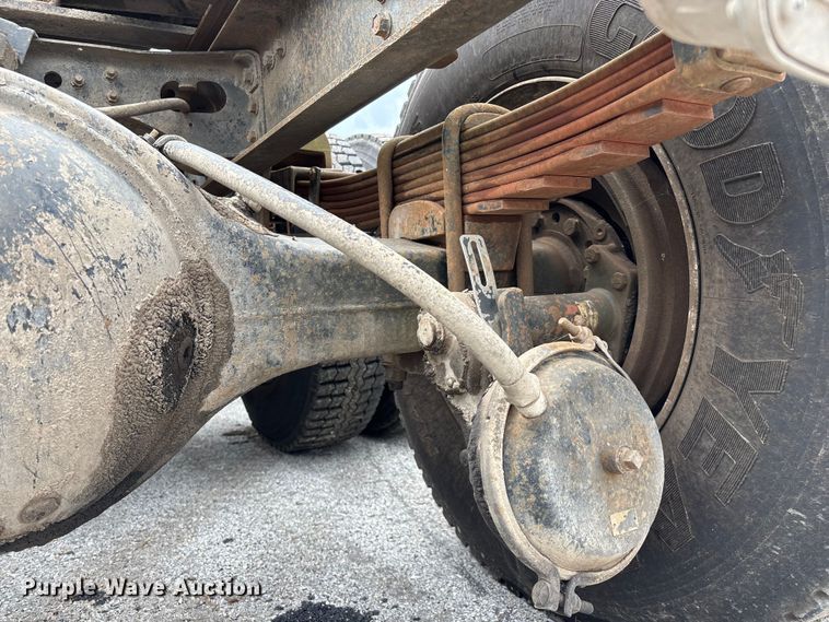 image for item EN5626 1992 International 9400 semi truck