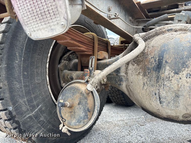 image for item EN5626 1992 International 9400 semi truck