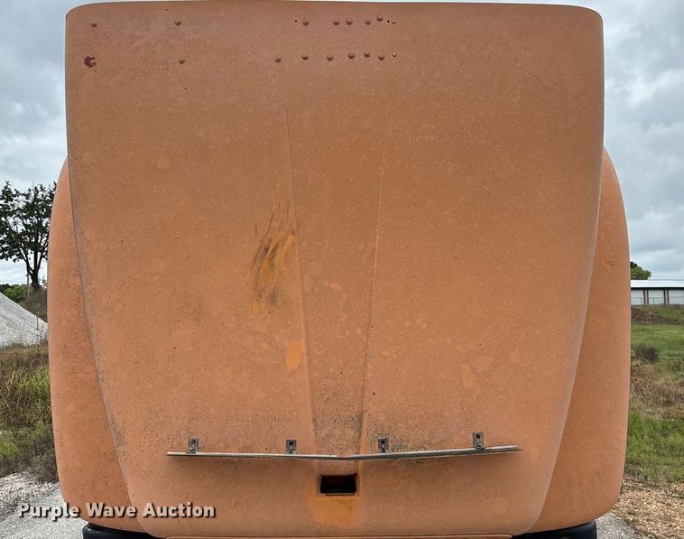 image for item EN5626 1992 International 9400 semi truck