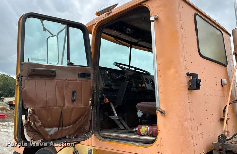 image for item EN5626 1992 International 9400 semi truck