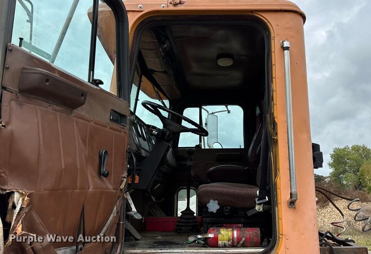 image for item EN5626 1992 International 9400 semi truck