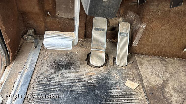 image for item EN5626 1992 International 9400 semi truck