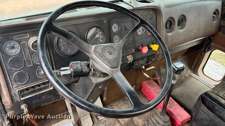 image for item EN5626 1992 International 9400 semi truck