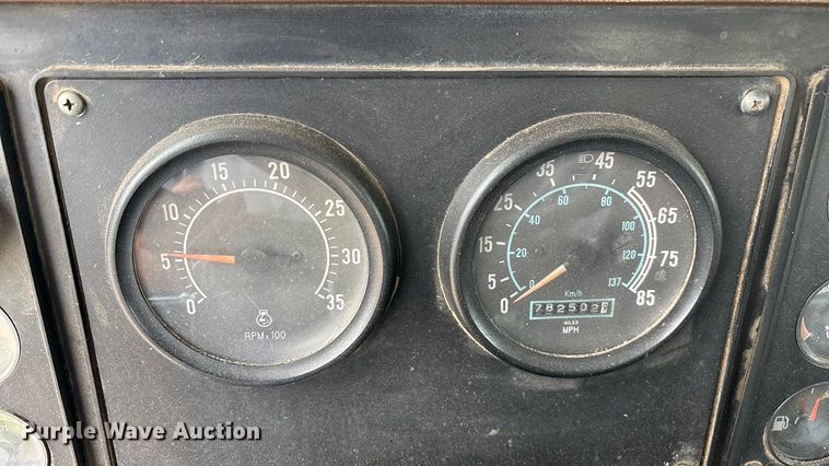 image for item EN5626 1992 International 9400 semi truck