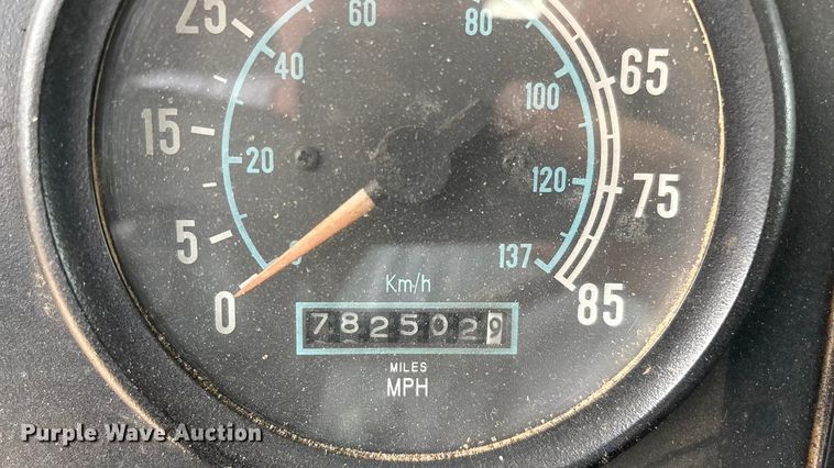 image for item EN5626 1992 International 9400 semi truck