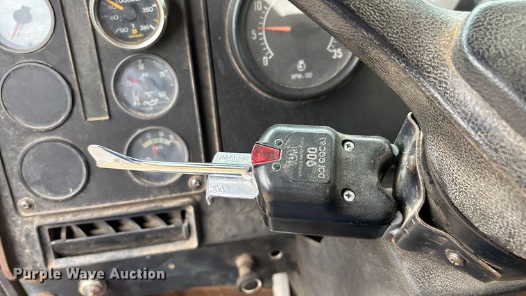 image for item EN5626 1992 International 9400 semi truck