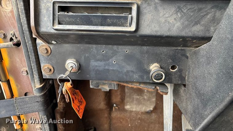 image for item EN5626 1992 International 9400 semi truck