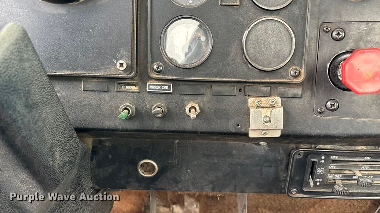 image for item EN5626 1992 International 9400 semi truck