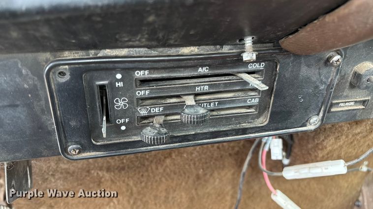 image for item EN5626 1992 International 9400 semi truck