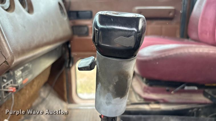 image for item EN5626 1992 International 9400 semi truck