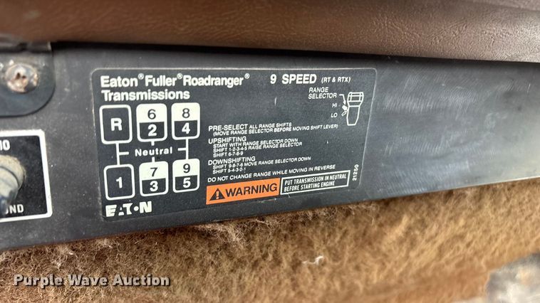 image for item EN5626 1992 International 9400 semi truck