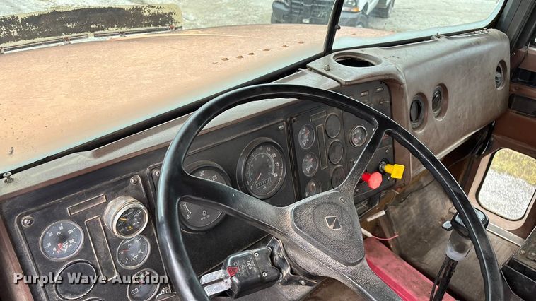 image for item EN5626 1992 International 9400 semi truck