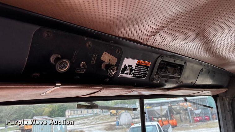 image for item EN5626 1992 International 9400 semi truck