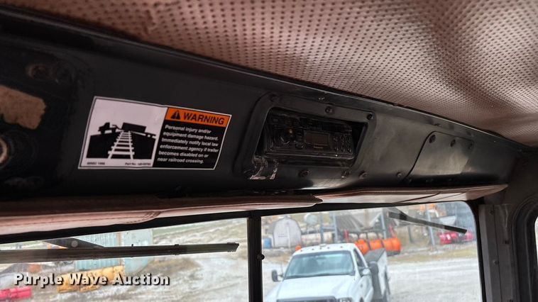 image for item EN5626 1992 International 9400 semi truck