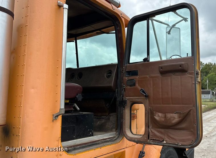 image for item EN5626 1992 International 9400 semi truck