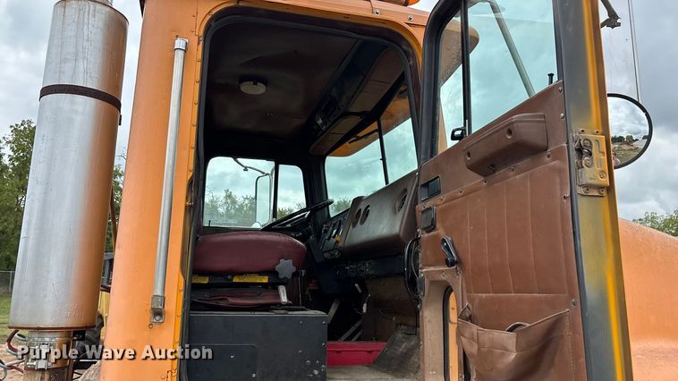 image for item EN5626 1992 International 9400 semi truck