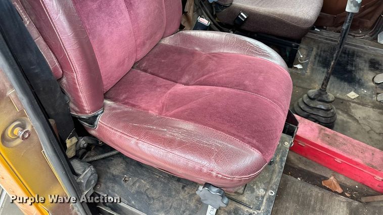 image for item EN5626 1992 International 9400 semi truck