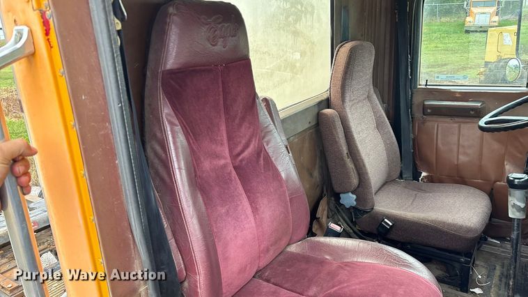 image for item EN5626 1992 International 9400 semi truck