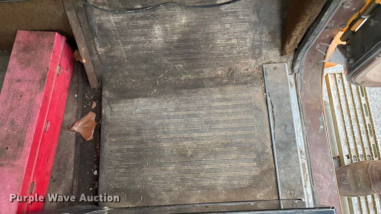 image for item EN5626 1992 International 9400 semi truck