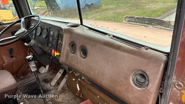 image for item EN5626 1992 International 9400 semi truck