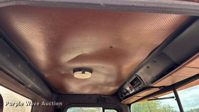 image for item EN5626 1992 International 9400 semi truck