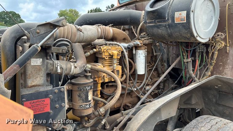 image for item EN5626 1992 International 9400 semi truck