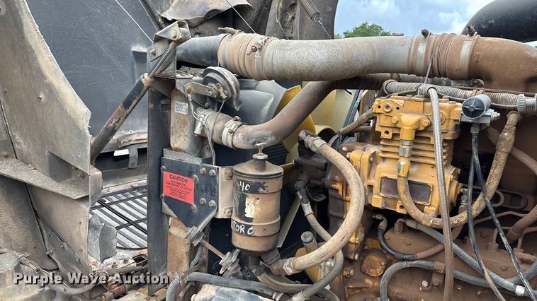 image for item EN5626 1992 International 9400 semi truck