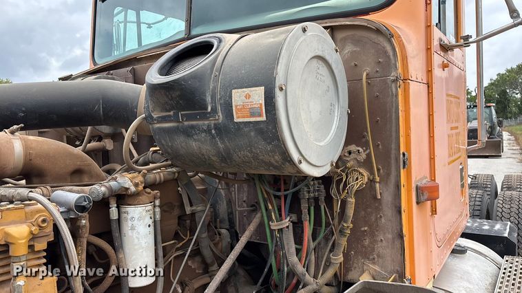 image for item EN5626 1992 International 9400 semi truck