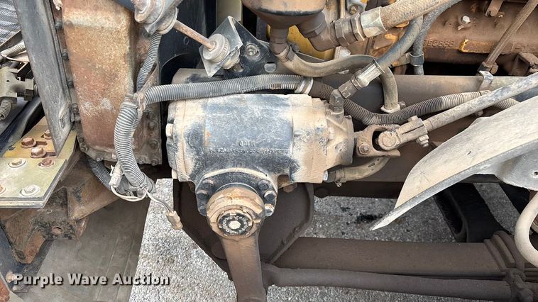 image for item EN5626 1992 International 9400 semi truck