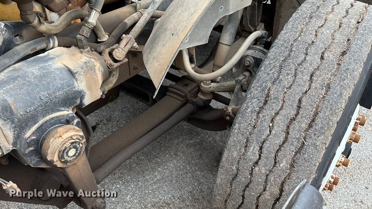 image for item EN5626 1992 International 9400 semi truck