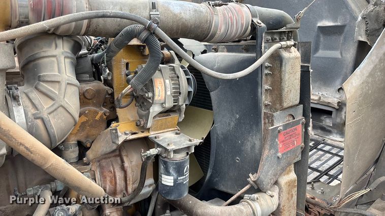 image for item EN5626 1992 International 9400 semi truck