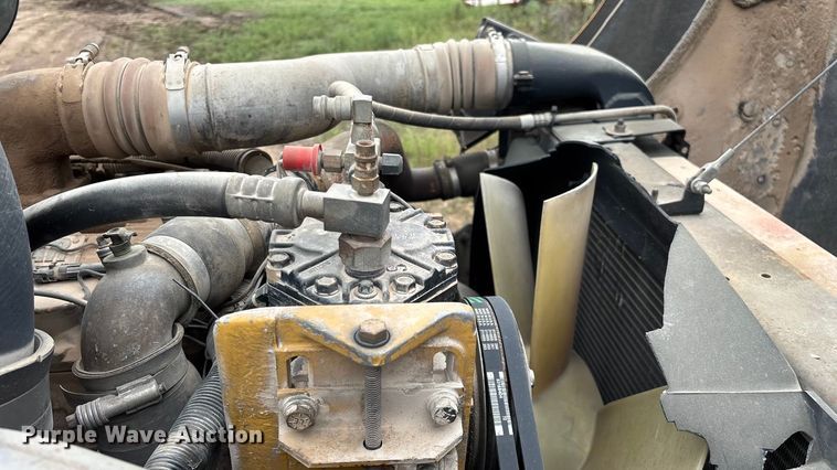 image for item EN5626 1992 International 9400 semi truck