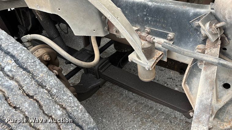 image for item EN5626 1992 International 9400 semi truck