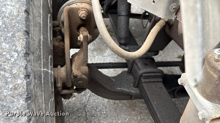 image for item EN5626 1992 International 9400 semi truck