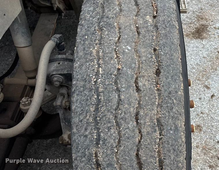 image for item EN5626 1992 International 9400 semi truck