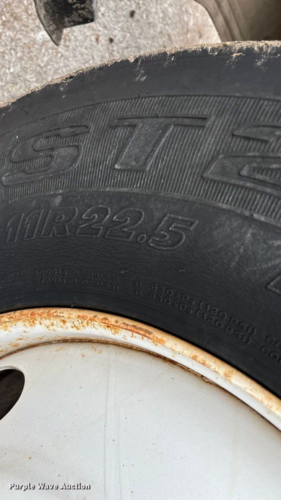 image for item EN5626 1992 International 9400 semi truck