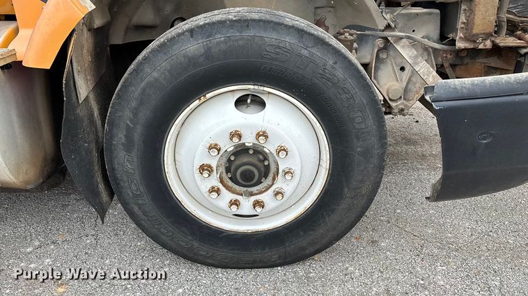 image for item EN5626 1992 International 9400 semi truck