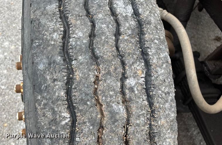 image for item EN5626 1992 International 9400 semi truck