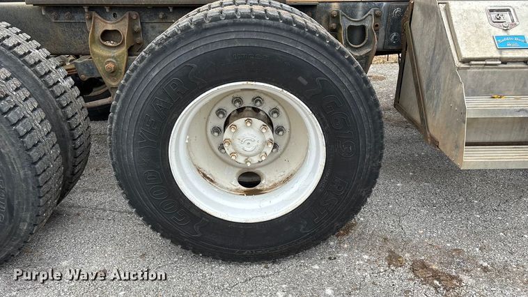 image for item EN5626 1992 International 9400 semi truck