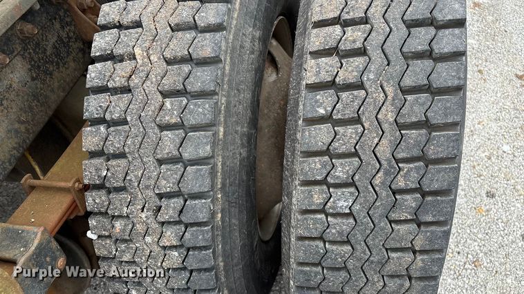 image for item EN5626 1992 International 9400 semi truck