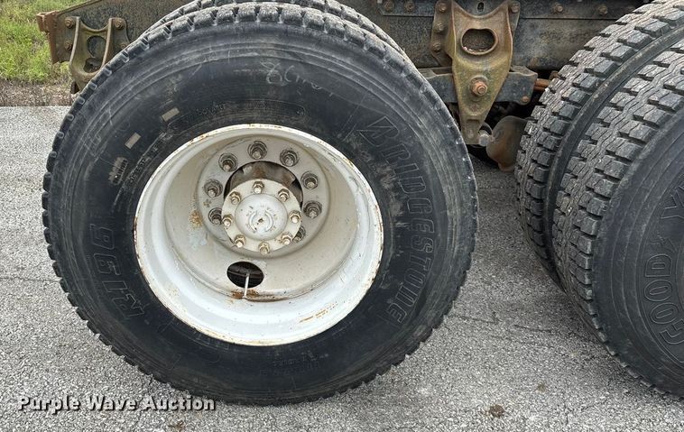 image for item EN5626 1992 International 9400 semi truck