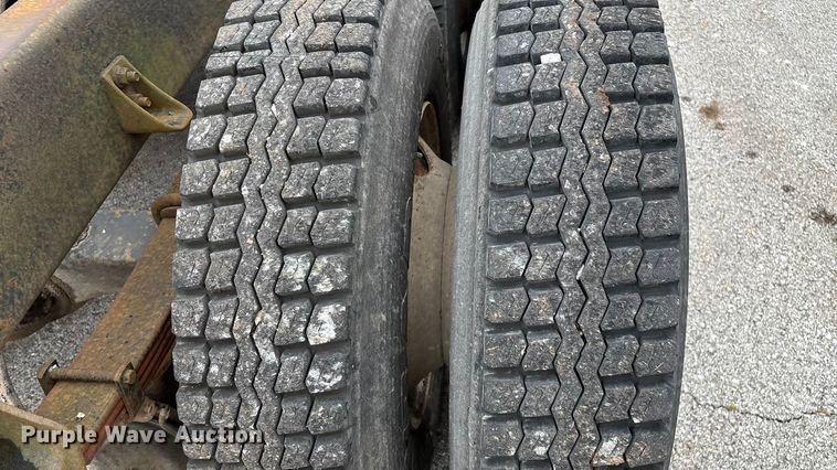 image for item EN5626 1992 International 9400 semi truck