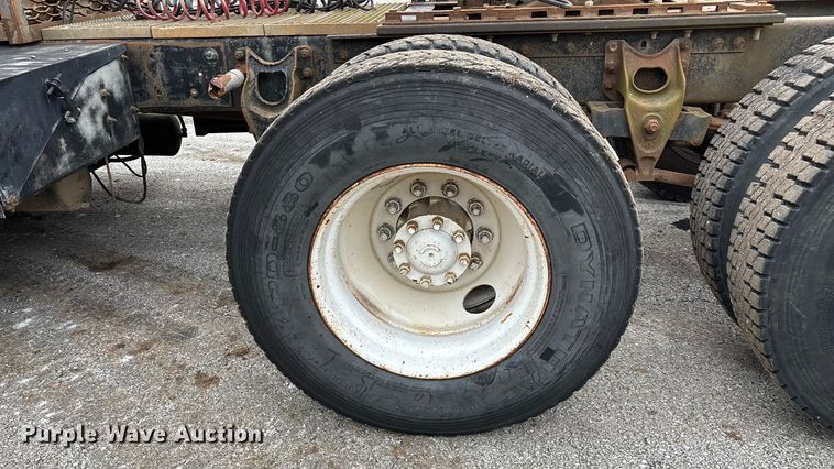 image for item EN5626 1992 International 9400 semi truck