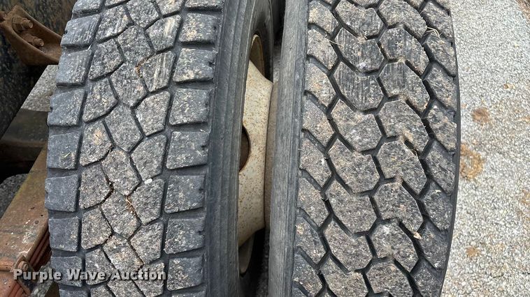 image for item EN5626 1992 International 9400 semi truck