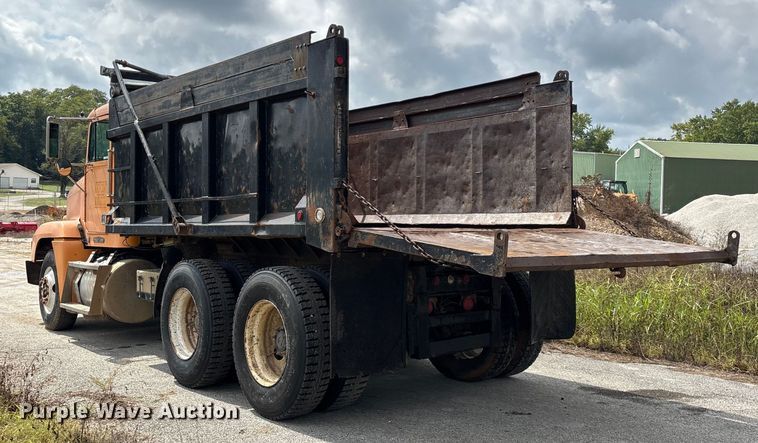 image for item EN5628 1994 Freightliner FLD  dump truck
