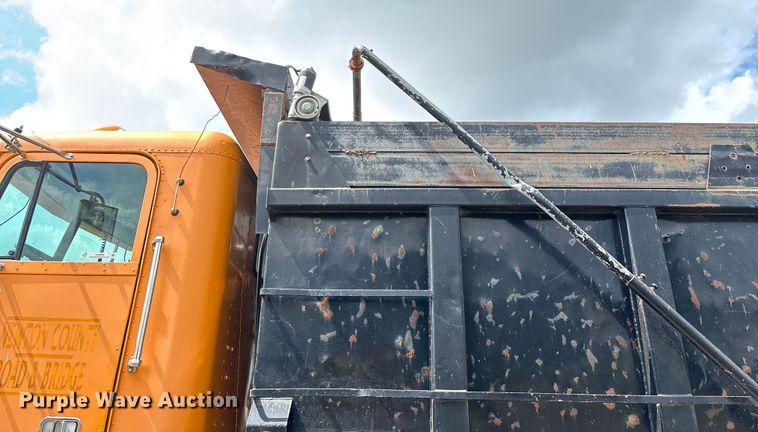 image for item EN5628 1994 Freightliner FLD  dump truck