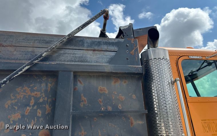 image for item EN5628 1994 Freightliner FLD  dump truck