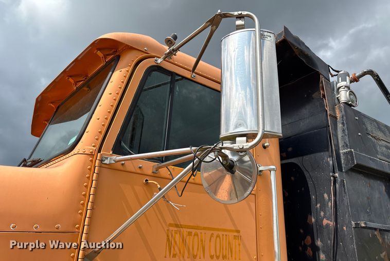 image for item EN5628 1994 Freightliner FLD  dump truck