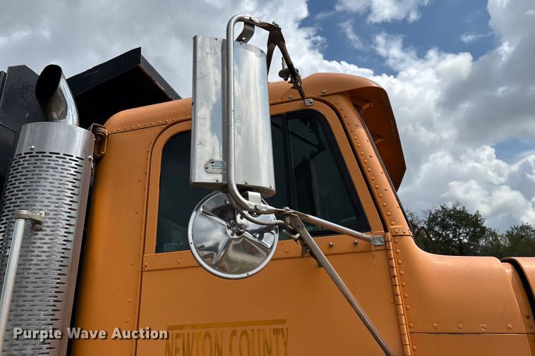 image for item EN5628 1994 Freightliner FLD  dump truck